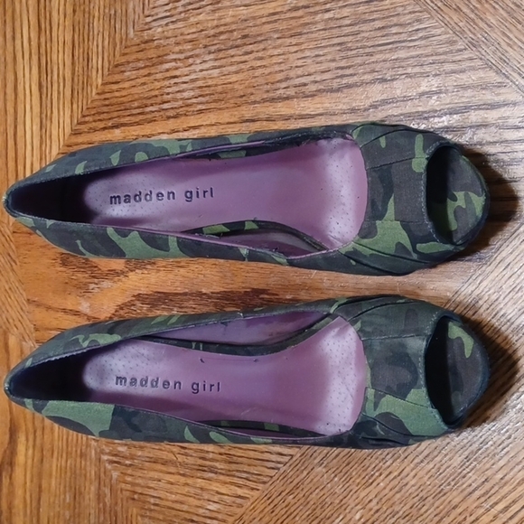 MADDEN GIRL CAMOUFLAGE PEEP TOE HEELS - Picture 2 of 10